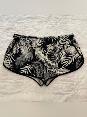 Athleta Swim Shorts Bottoms Womens XL Black And White Palm Print Beach Coastal